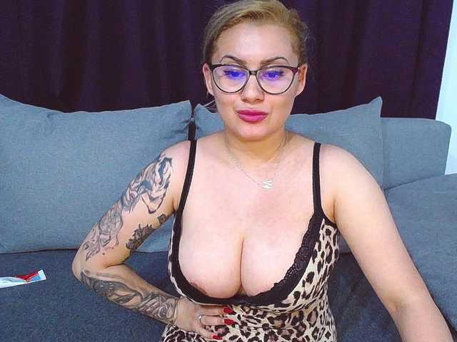 Live sex webcam photo for O-Queen #271034495