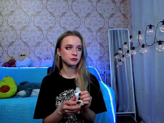 Live sex webcam photo for KiraLiLime #287990173