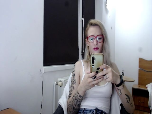 Live sex webcam photo for Arianaskysexx #271037025