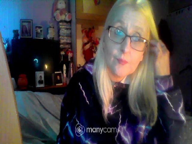 Live sex webcam photo for LoveableLucy #271036248