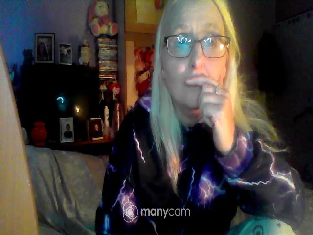 Live sex webcam photo for LoveableLucy #271036390