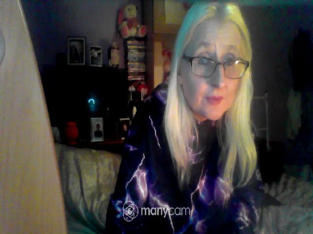 Live sex webcam photo for LoveableLucy #271036772