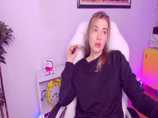 Live sex webcam photo for HotCarolineXO #271035622