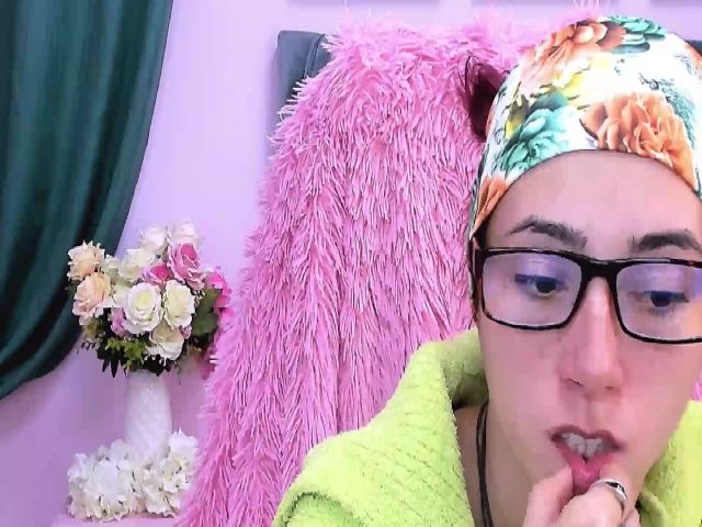Live sex webcam photo for amyjune01 #271040348