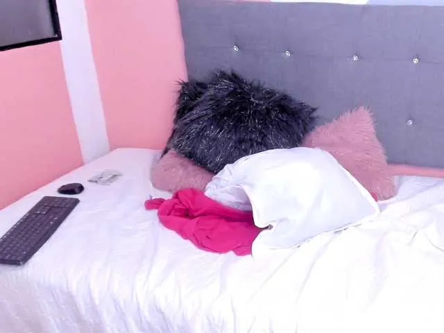 Live sex webcam photo for karinahotson1 #271043069