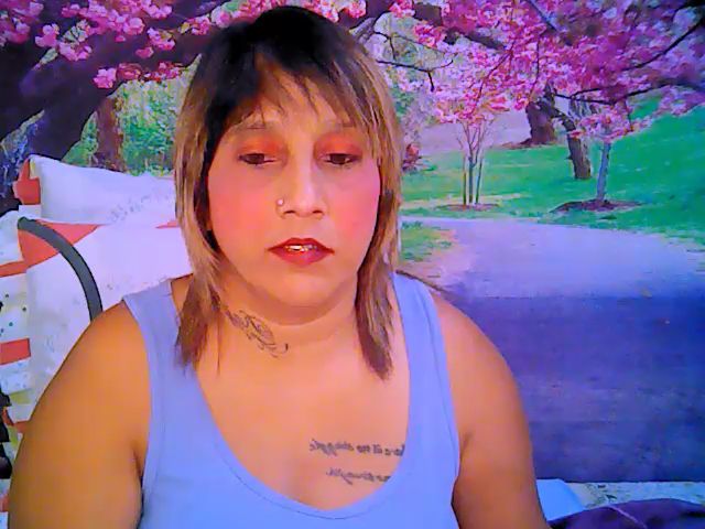 Live sex webcam photo for Roxyfoxy69 #271053605
