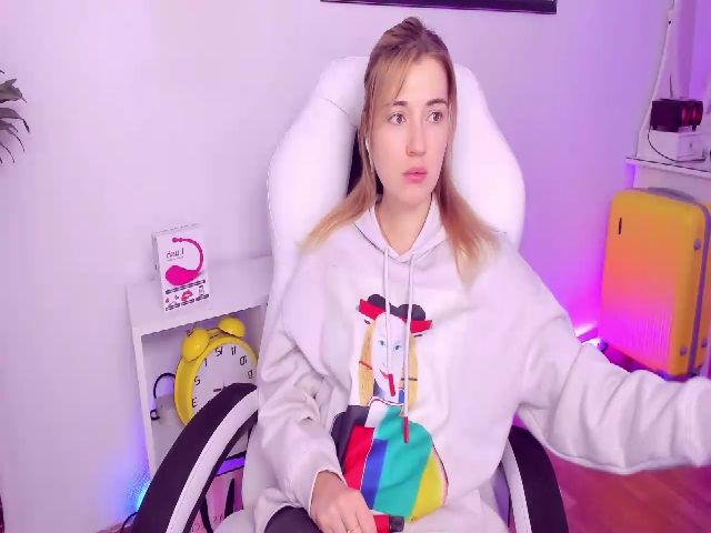 Live sex webcam photo for HotCarolineXO #271052173