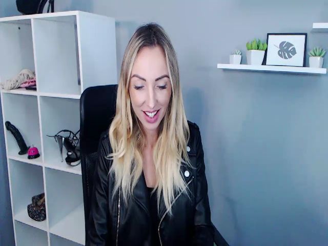 Live sex webcam photo for RikaXxX1 #271047977