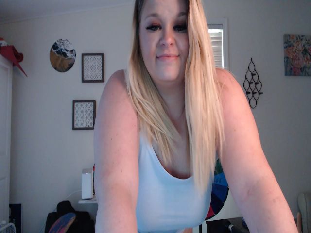 Live sex webcam photo for MaddieLouLou #271052424
