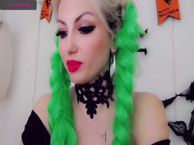 Live sex webcam photo for XRoxana #271052496