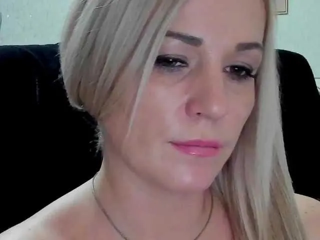 Live sex webcam photo for SmokingWoman #271054757