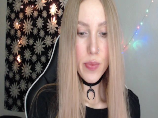 Live sex webcam photo for MagicElfie #271057223