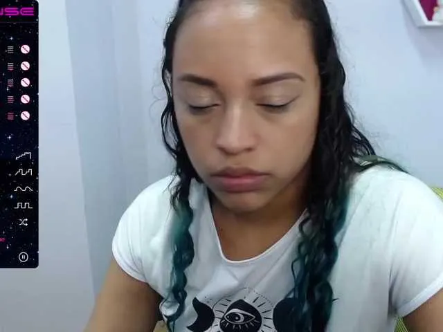 Live sex webcam photo for Angeluxxx #271073485