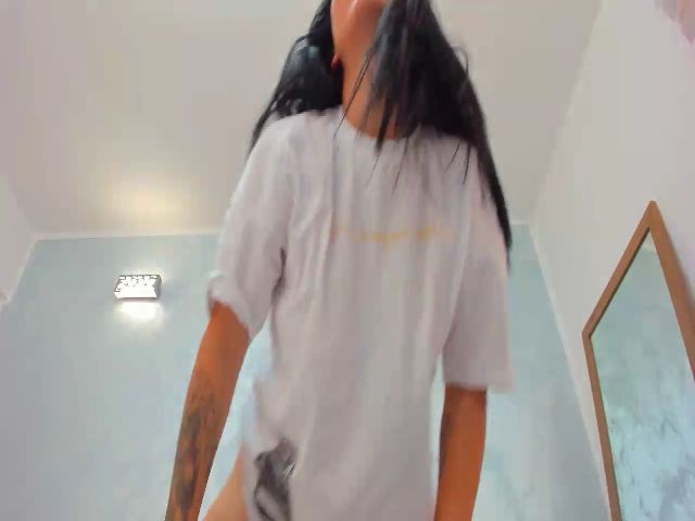 Live sex webcam photo for LiliThV2 #271063974