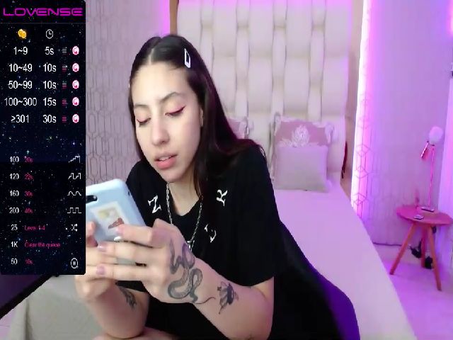 Live sex webcam photo for Emily_evans18 #271063243