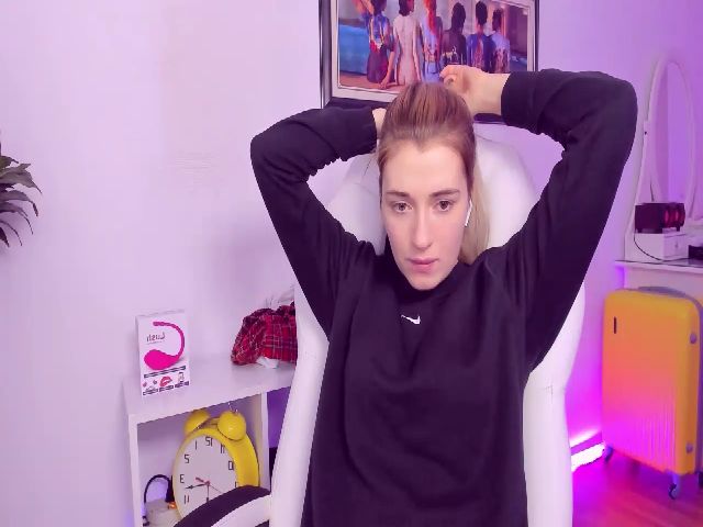 Live sex webcam photo for HotCarolineXO #271070230