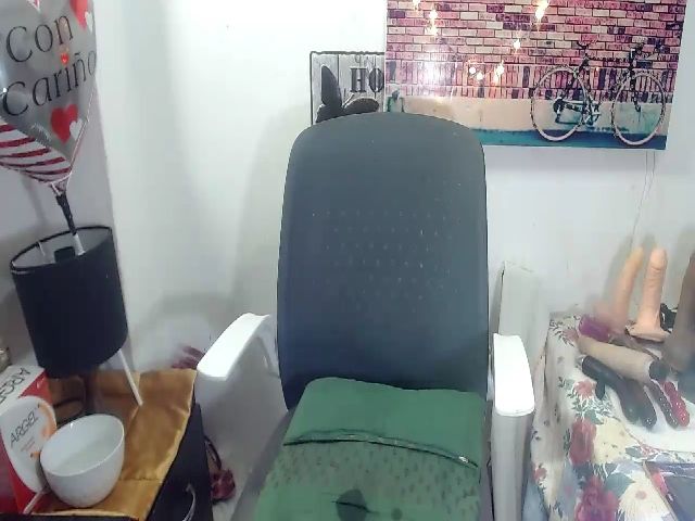 Live sex webcam photo for Alexaqueenn #271075231