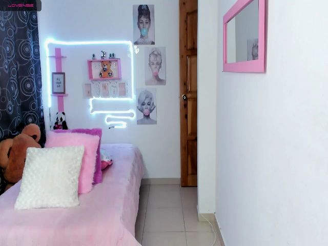 Live sex webcam photo for Paulina2700 #271075324