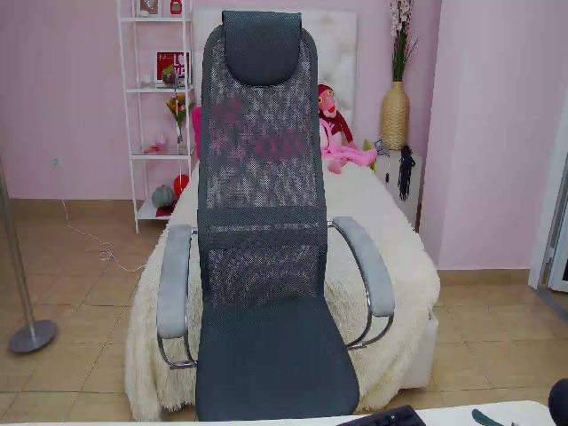 Live sex webcam photo for amyjune01 #271071581