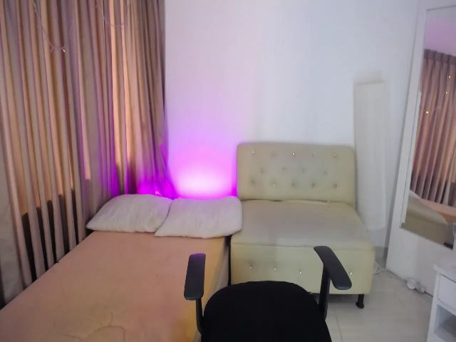 Live sex webcam photo for SamanthaBelll #271074511