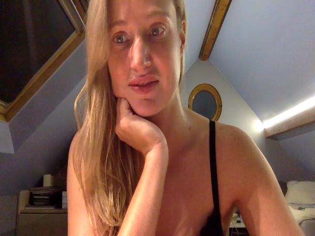 Live sex webcam photo for Lili_blue1 #271071716