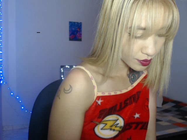 Live sex webcam photo for KellyUnicorn #271075848