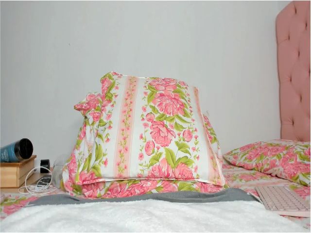 Live sex webcam photo for Roxyswt #271061641