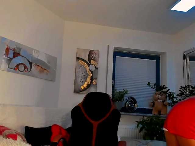 Live sex webcam photo for 2bigass4u #271072260