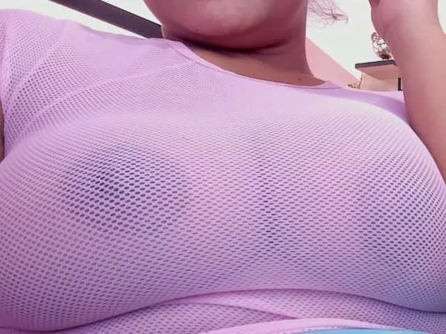 Live sex webcam photo for karinahotson1 #271091478
