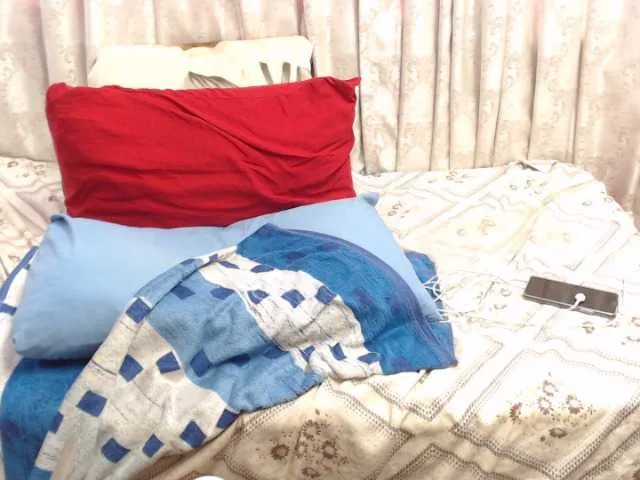 Live sex webcam photo for LoveLeeX #271082395