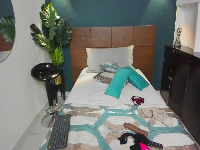 Live sex webcam photo for Manelik_benz #271093483