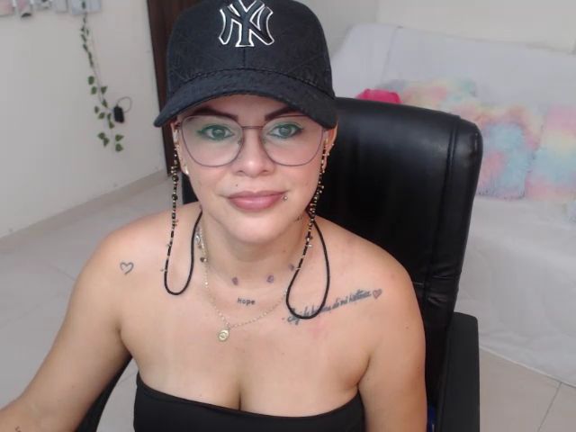 Live sex webcam photo for MILF_karol #271094835