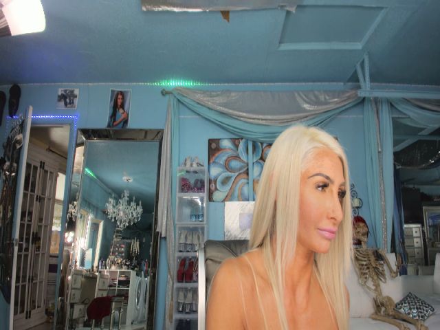 Live sex webcam photo for ADRIANA_FOX #271093056