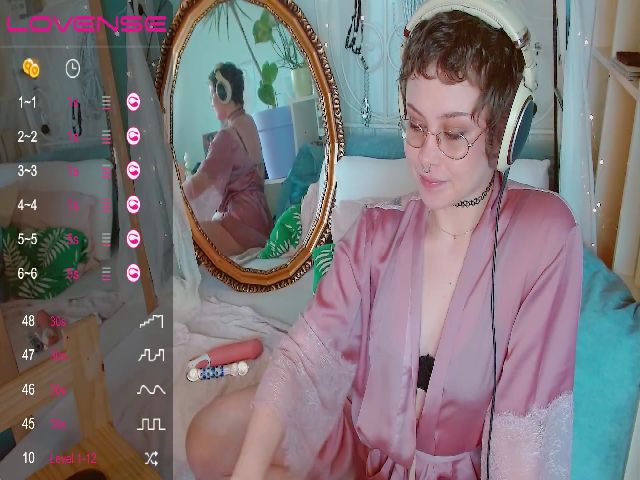 Live sex webcam photo for LunaOddityX #271084986