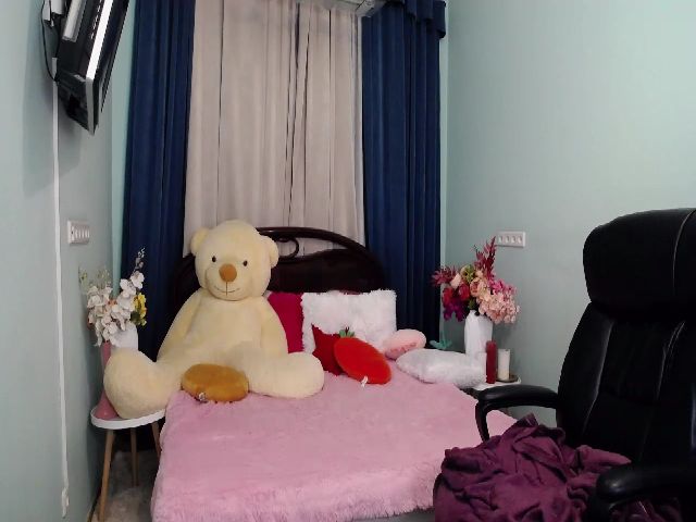 Live sex webcam photo for XRoxxxy #271084322