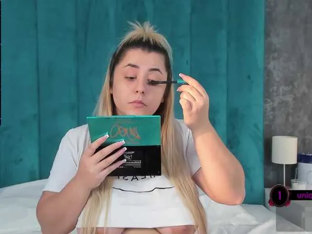 Live sex webcam photo for LarissRose #271082232