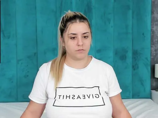 Live sex webcam photo for LarissRose #271085891