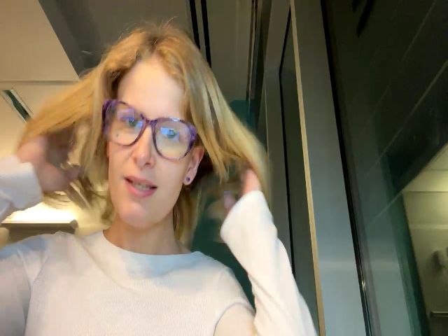 Live sex webcam photo for NikkiDawson #271080033
