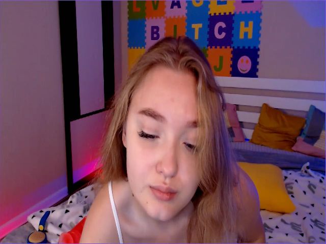 Live sex webcam photo for SweetmiMia #271084076