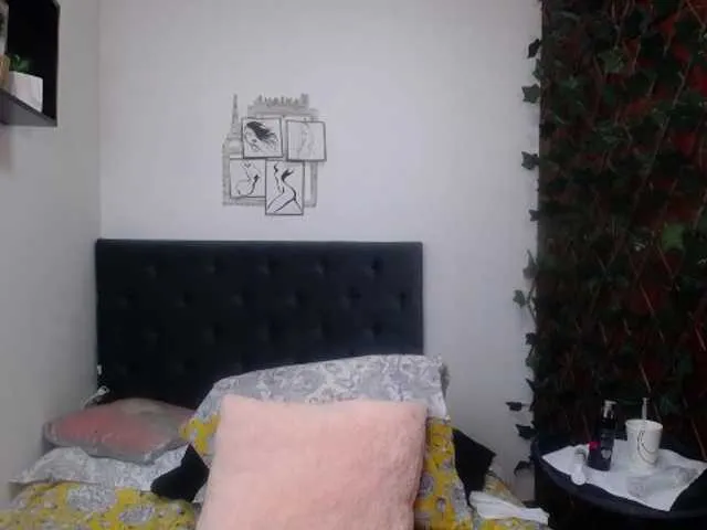 Live sex webcam photo for lucy-miilf #271100063