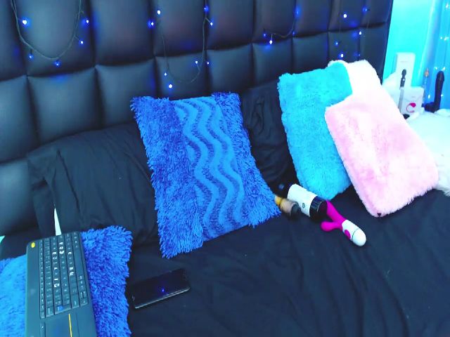 Live sex webcam photo for Samantha_25_ #271104950