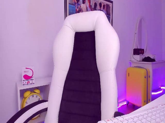 Live sex webcam photo for HotCarolineXO #271105427