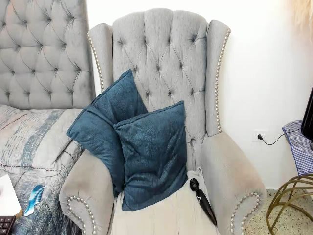 Live sex webcam photo for Lola_chuil #271106999