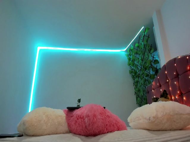 Live sex webcam photo for Holly_rosee #271099339
