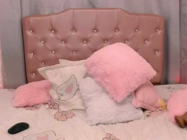 Live sex webcam photo for Mia-Fisher #288021186