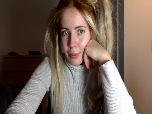 Live sex webcam photo for Lonelygirl76 #271124968