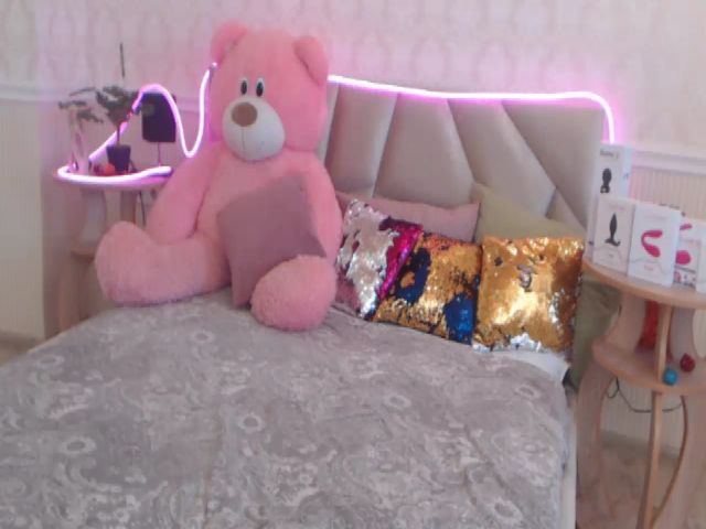 Live sex webcam photo for GinaLewis #271117415