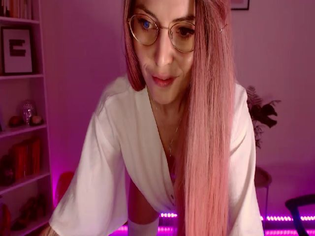 Live sex webcam photo for AnnieLennox8 #271121799