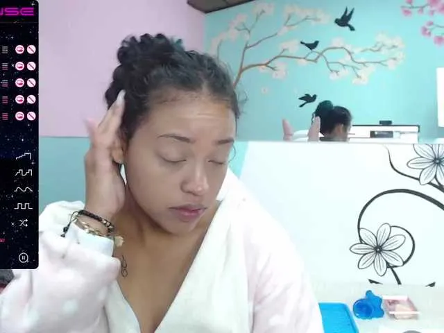 Live sex webcam photo for Angeluxxx #271132383