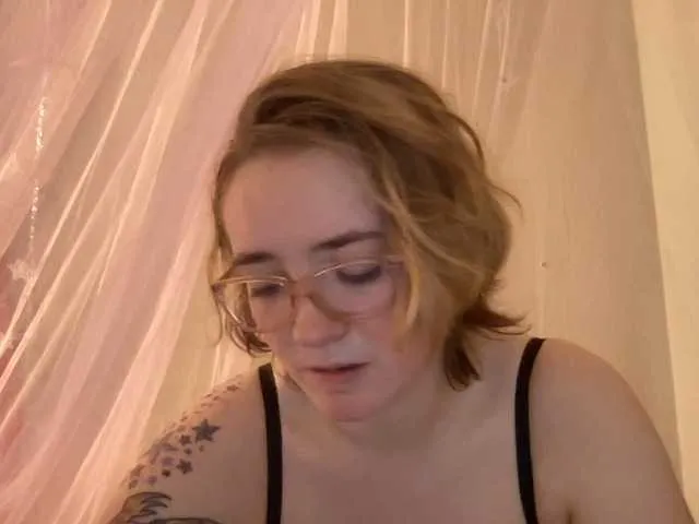 Live sex webcam photo for CandyBurger21 #271136242